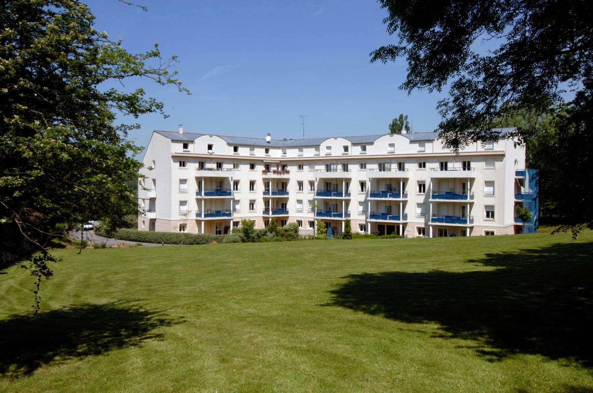 Residence Hotel Les Ducs De Chevreuse Avec Hebergement, Repas & Pdj, Seminaire, Bureau & Parking Zewnętrze zdjęcie